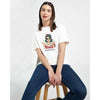 Klassisches T-Shirt Respectfully aus 100 % ringgesponnener Baumwolle mit halbtailierter Passform und gepolstertem Hals- und Schulterbereich, weibliches Model trägt Shirt mit Grafikprint.