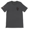 Weiches Unisex T-Shirt grau mit amerikanischem Totenkopf-Motiv und Flaggen-Design am Ärmel, komfortabel und stilvoll