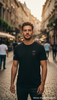 Mann trägt weiches Unisex T-Shirt in urbaner Straße bei Sonnenuntergang