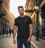Junger Mann trägt weiches Unisex T-Shirt von Grunt Style mit amerikanischem Design in urbaner Umgebung